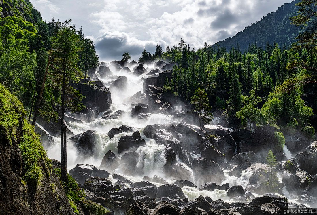 Большой Чульчинский водопад в Горном Алтае фото