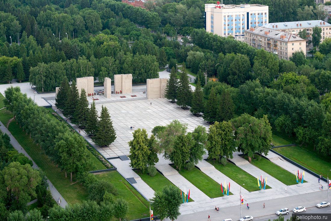Монумент Славы в Новосибирске с высоты фото
