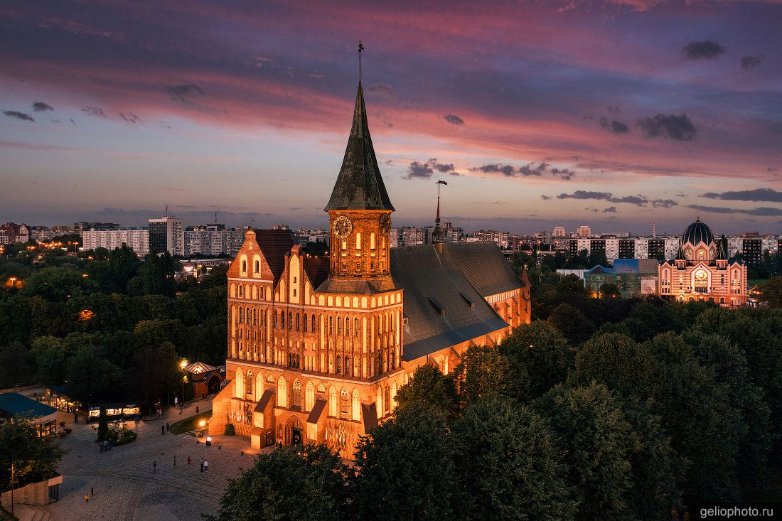 Калининградский кафедральный собор вечером фото