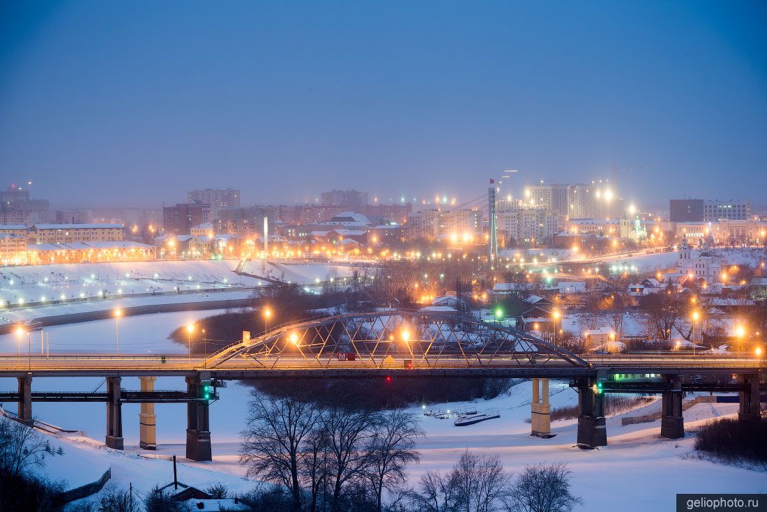 Мост Челюскинцев вечером в Тюмени фото