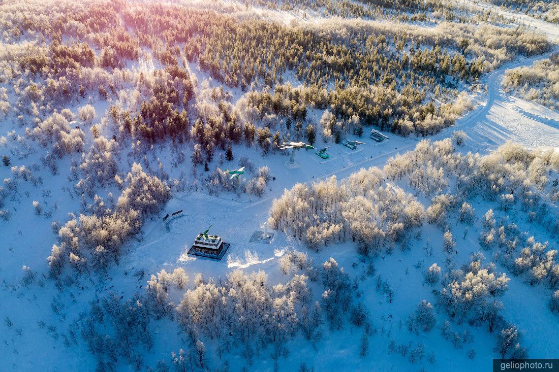 Мемориал воинам ПВО на Абрам-Мысе в Мурманске с высоты фото
