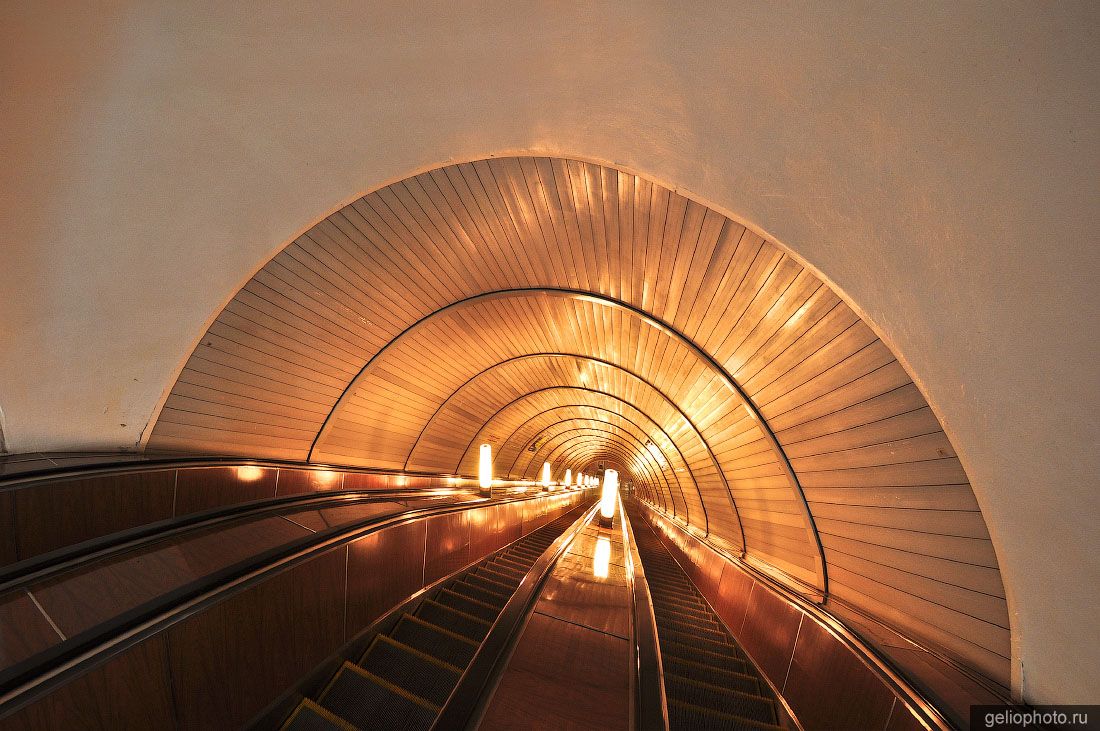 Эскалатор на станции Уральская Екатеринбургского метро фото