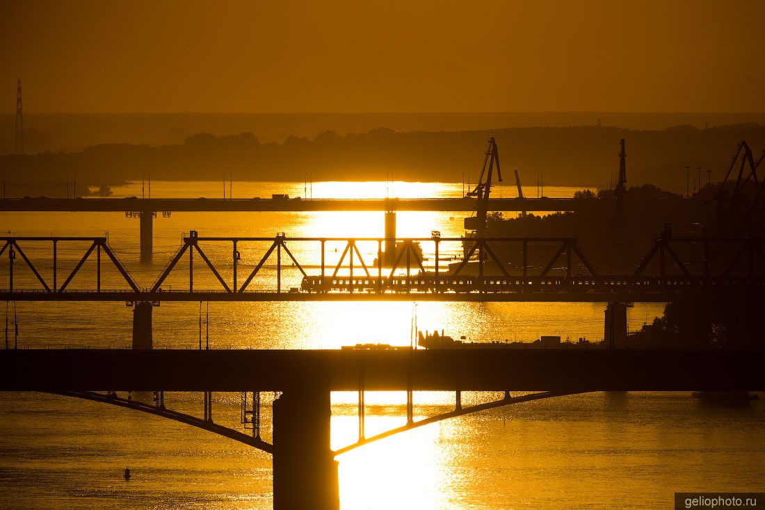 Поезд на железнодорожном мосту в Новосибирске на закате фото