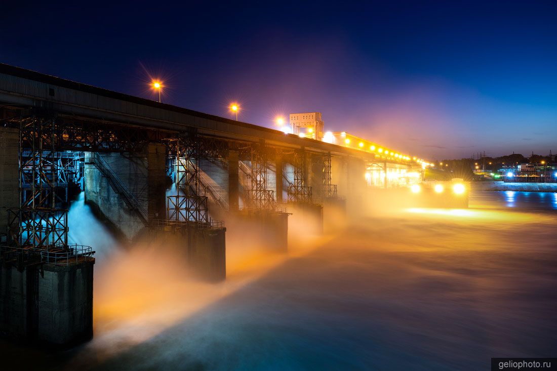 Плотина Новосибирской ГЭС ночью с подсветкой фото