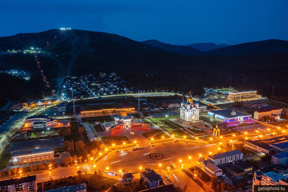 Площадь Победы в Южно-Сахалинске ночью фото