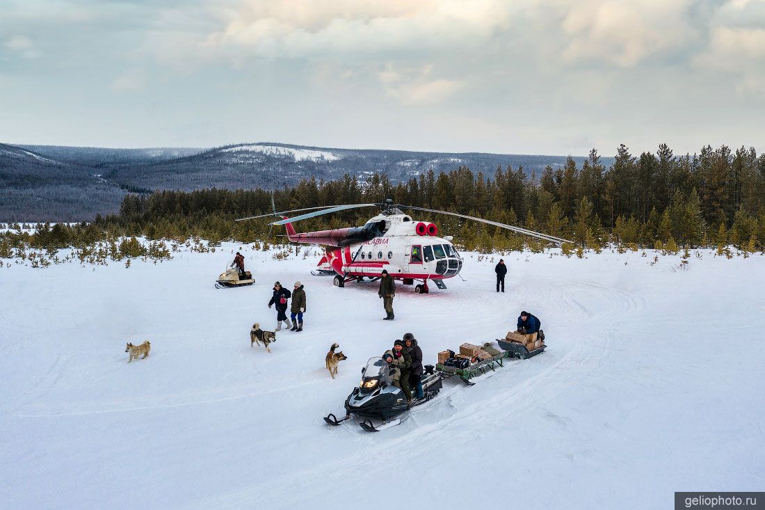 Вертолёт Ми-8 авиакомпании КрасАвиа в Эвенкии зимой фото