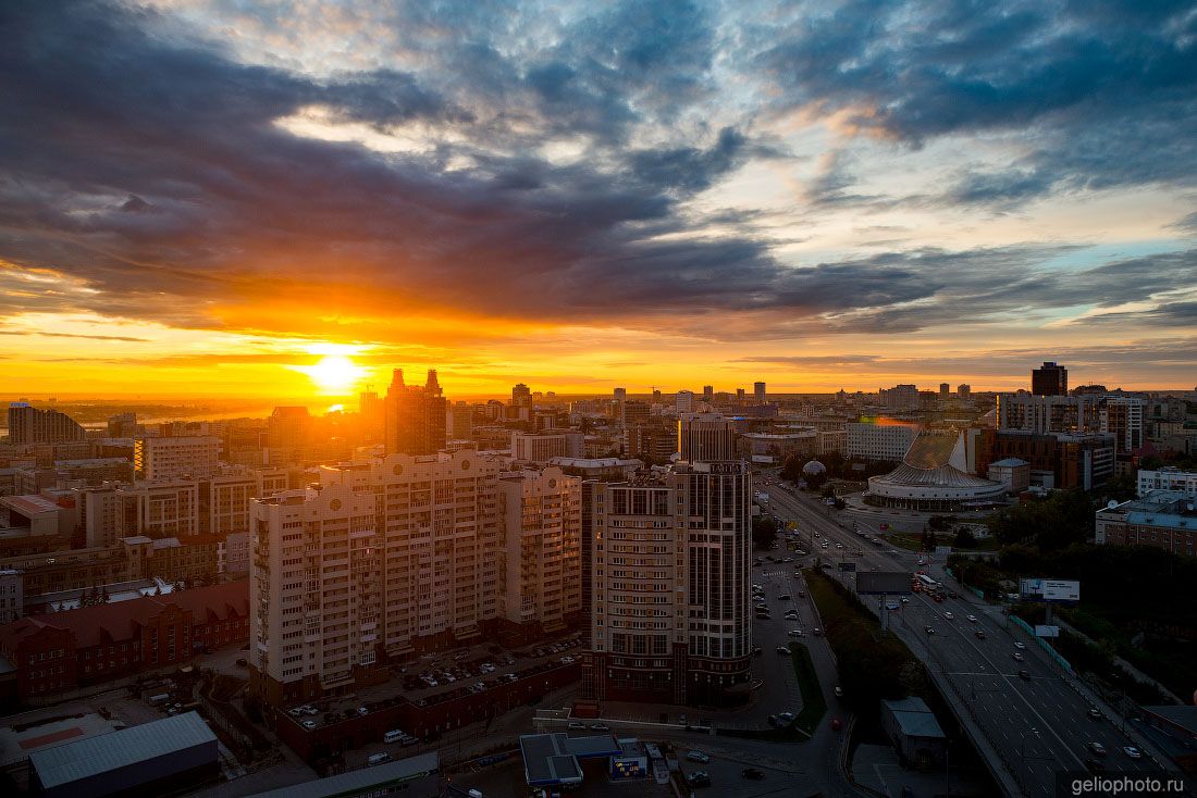 Октябрьская магистраль на закате фото