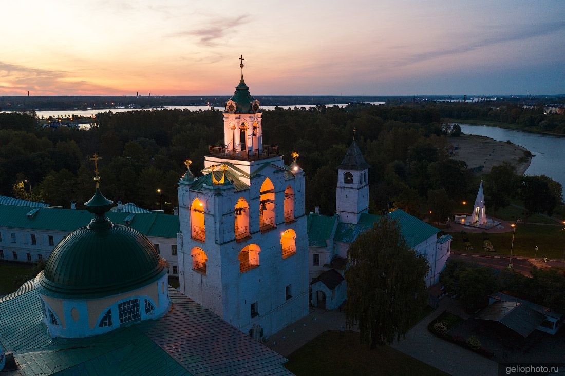 Спасо-Преображенский монастырь на закате фото