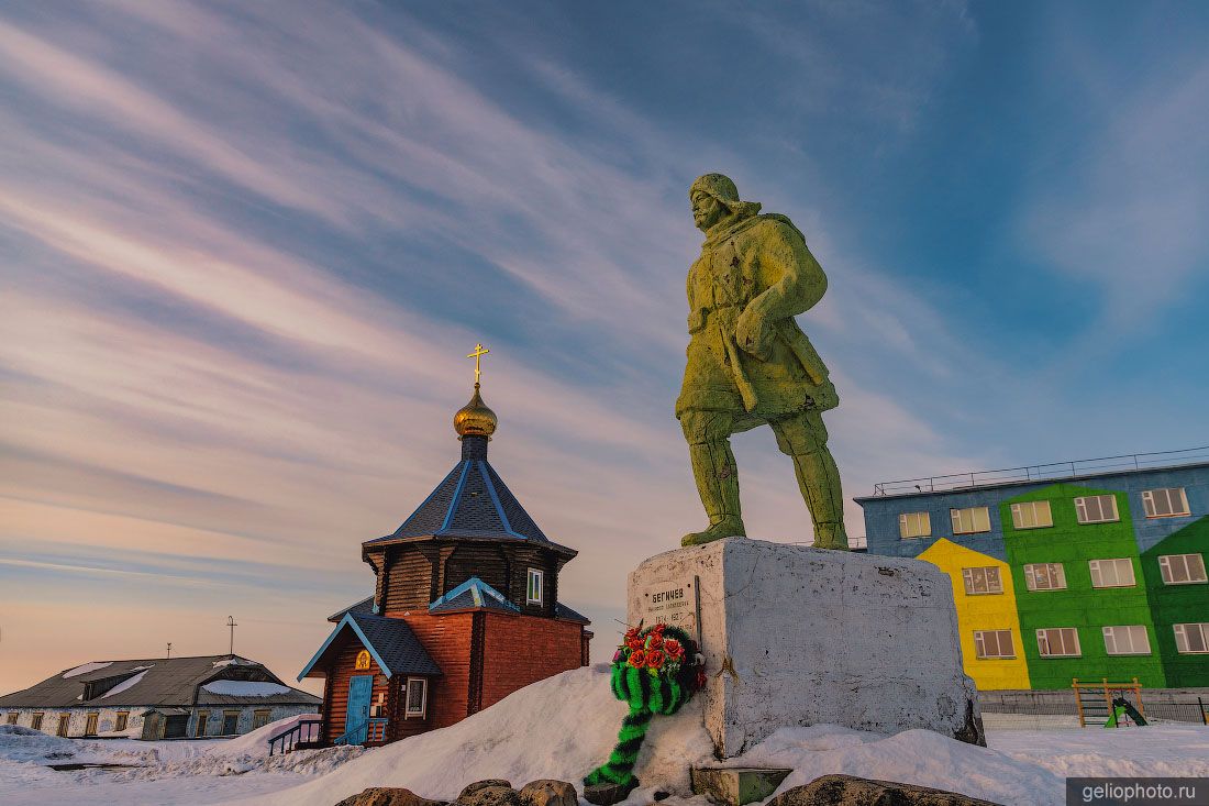 Памятник Бегичеву в Диксоне фото