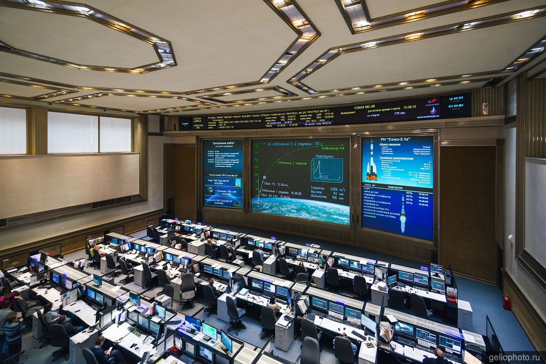 Главный зал Центра управления полётами в Королёве фото