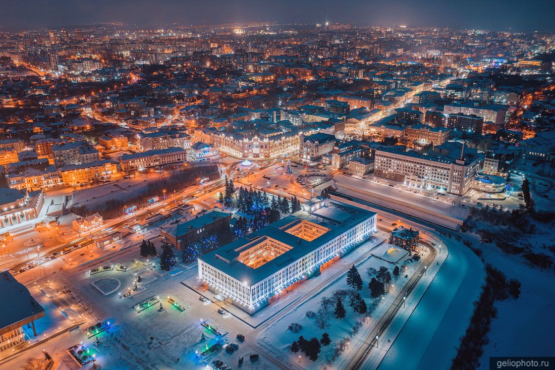 Центр зимнего Томска в вечерних огнях фото