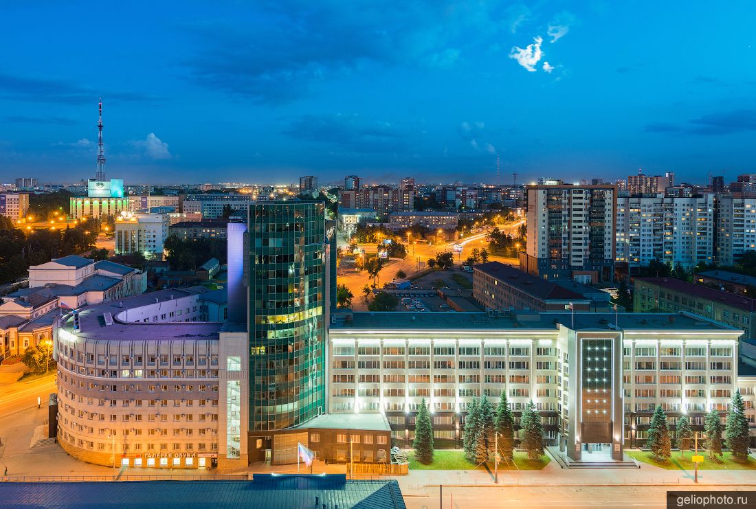 БЦ Бизнес-Урал в Челябинске вечером фото