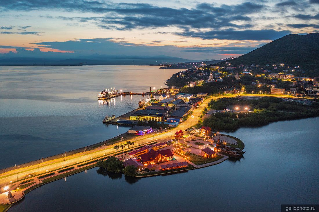Этнодеревня в Петропавловске-Камчатском вечером фото
