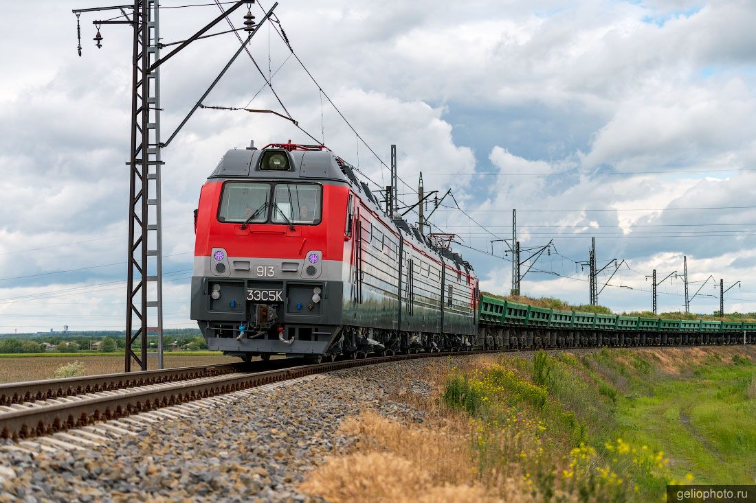 Электровоз Ермак РЖД с грузовыми вагонами фото