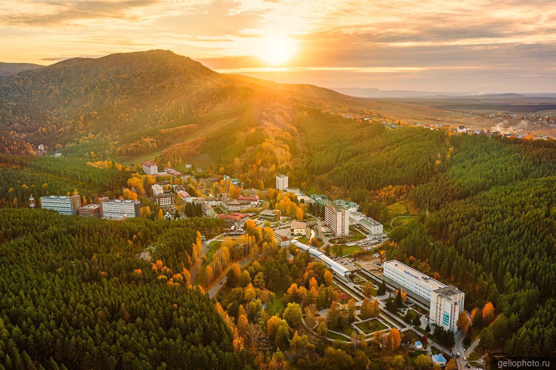Осенняя Белокуриха на закате с высоты фото