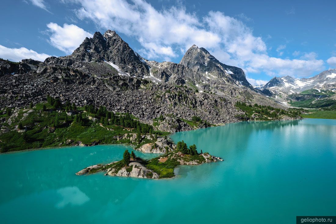 Каменистый мыс на озере Дарашколь с высоты фото