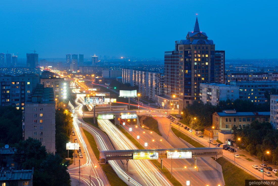 Улица Гоголя в Новосибирске вечером фото
