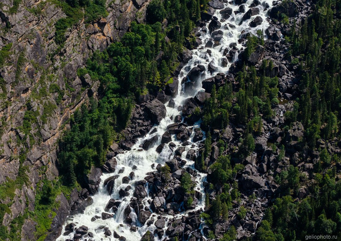 Летящий водопад Алтайского заповедника с высоты фото