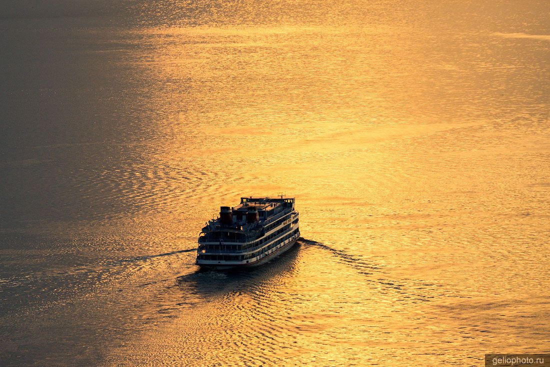 Круизный корабль на Волге на закате фото
