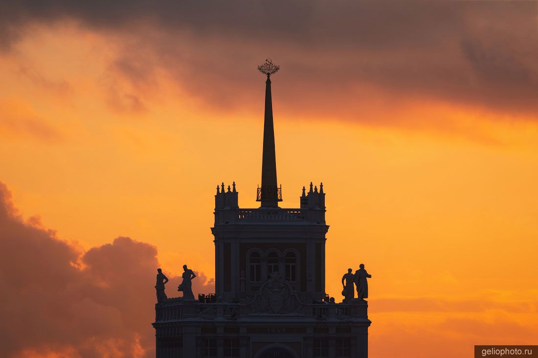 Статуи на высотке на Кудринской площади в Москве фото