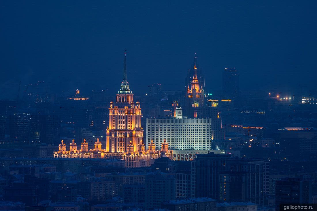 Гостиница Украина на фоне Белого дома в Москве фото