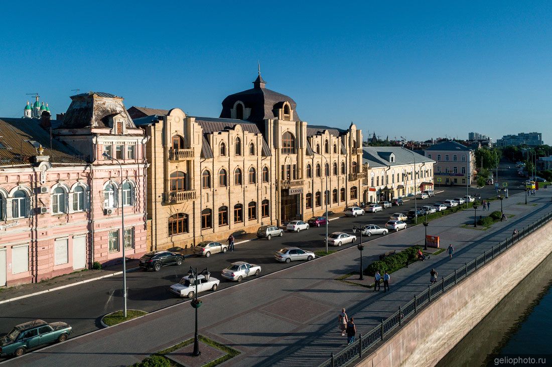 Дом со шпилем на улице Горького в Астрахани фото