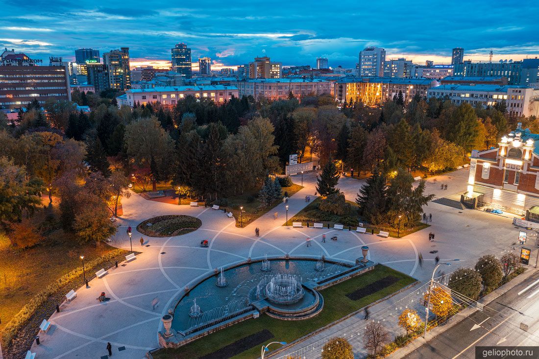 Первомайский сквер в Новосибирске вечером фото