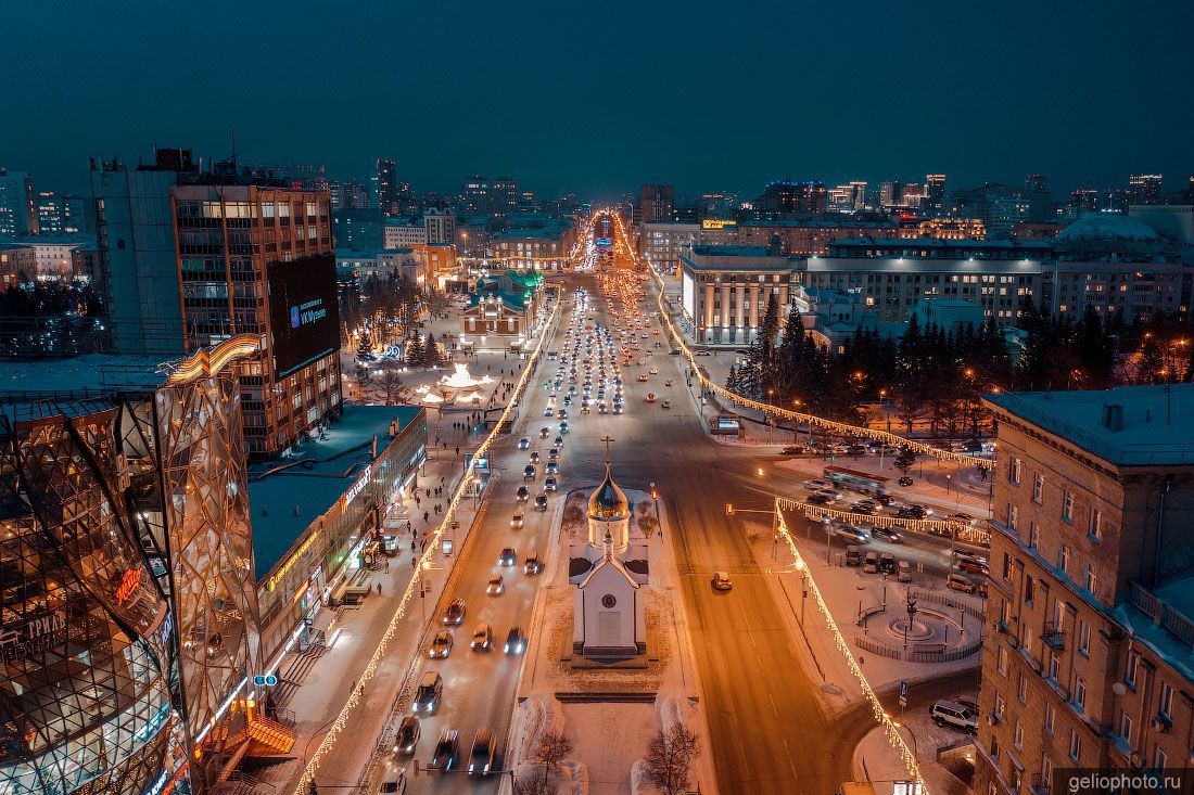 Часовня Николая Чудотворца в Новосибирске вечером фото