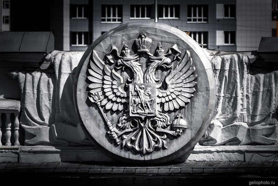 Герб России на здании Администрации в Кемерово фото