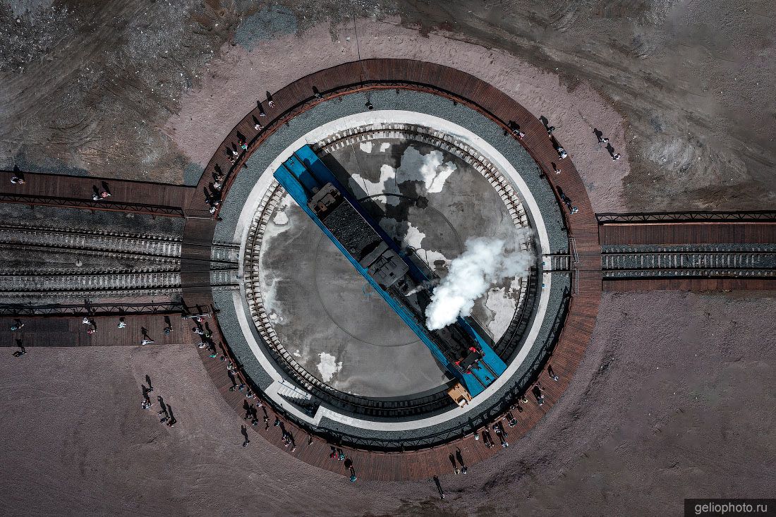 Паровоз на поворотном кругу в Рускеале вид сверху фото