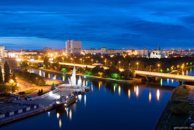 Река Преголя в Калининграде ночью фото