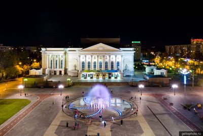 Площадь 400-летия Тюмени ночью фото