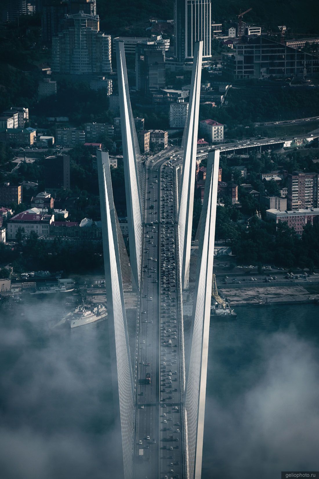 Вид на Золотой мост во Владивостоке с высоты фото