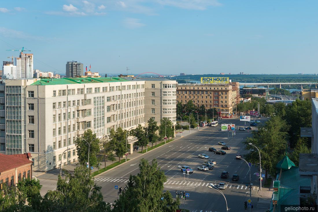 Здание правительства НСО летом фото