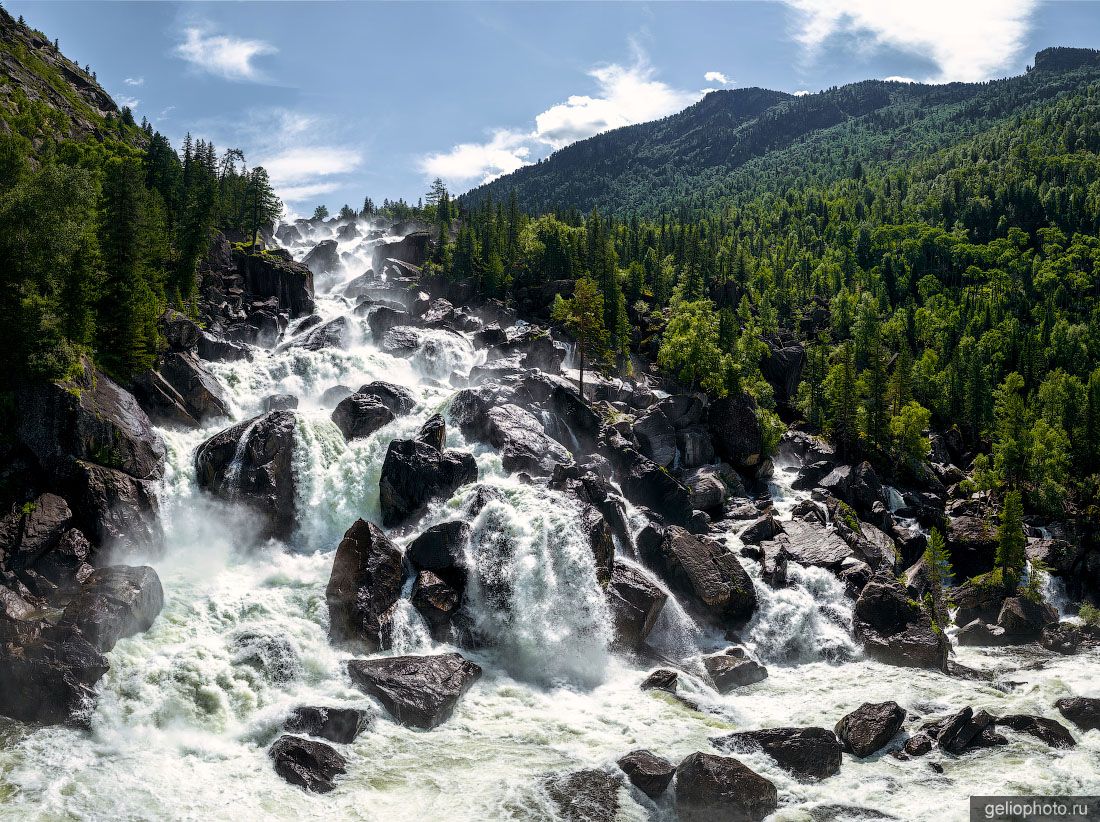 Водопад Учар в Горном Алтае летом  фото