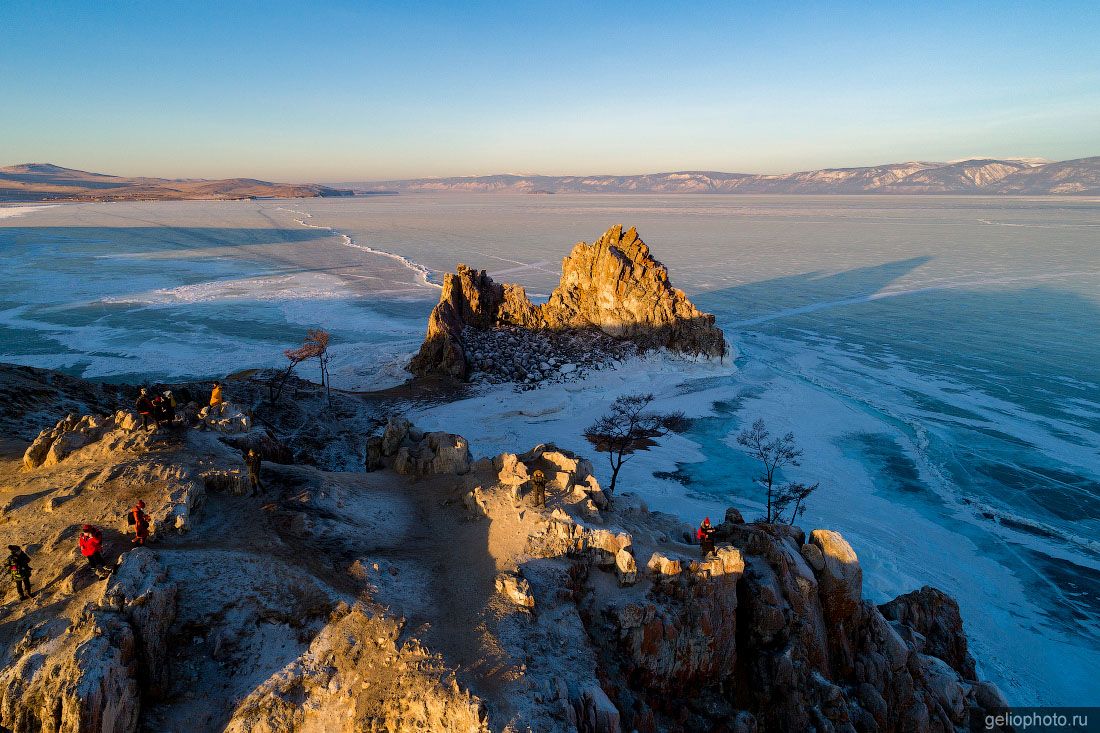 Скала Шаманка на Байкале зимой фото