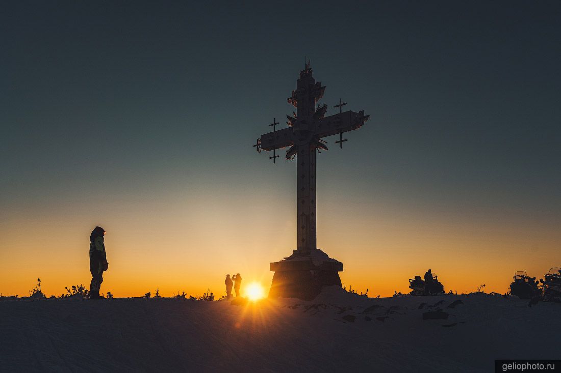 Крест на горе Курган в Шерегеше фото