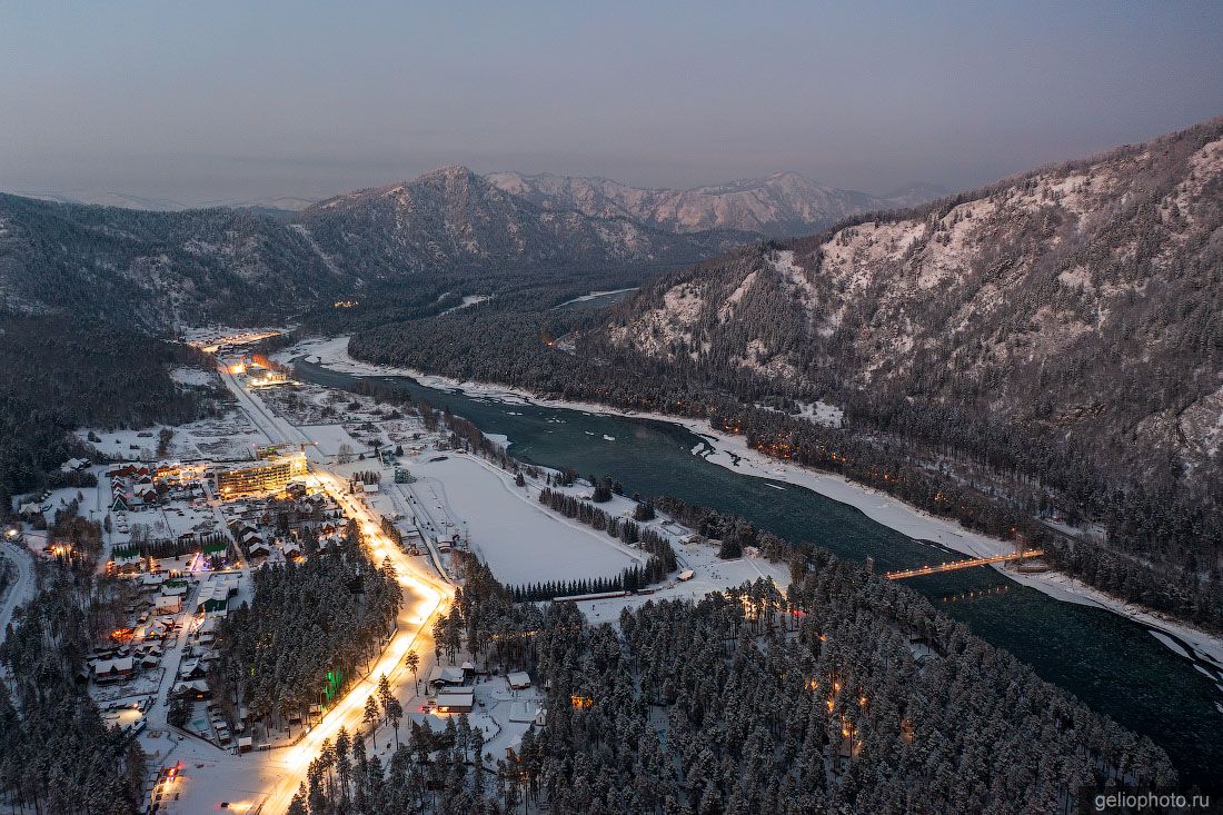 Курорт Бирюзовая Катунь зимой с высоты фото