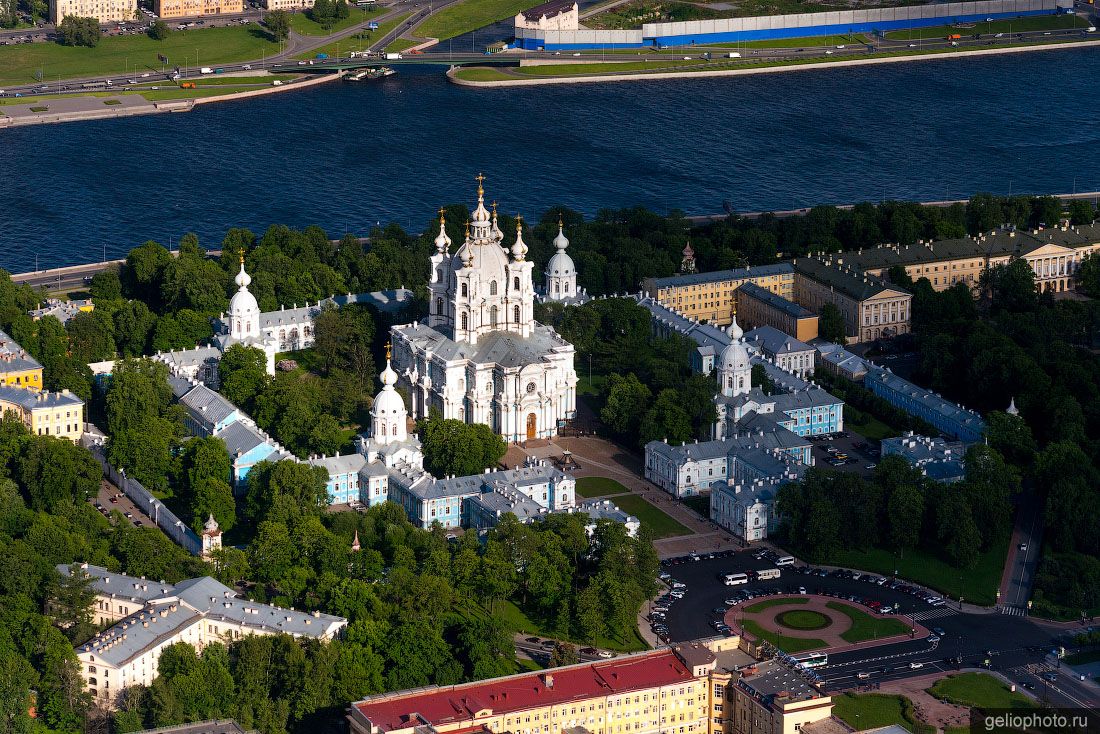 Смольный собор в Санкт-Петербурге фото