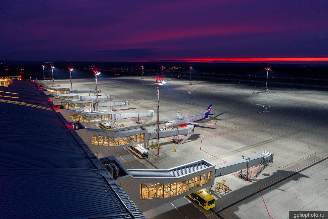 Перрон аэропорта Платов в Ростове-на-Дону вечером фото