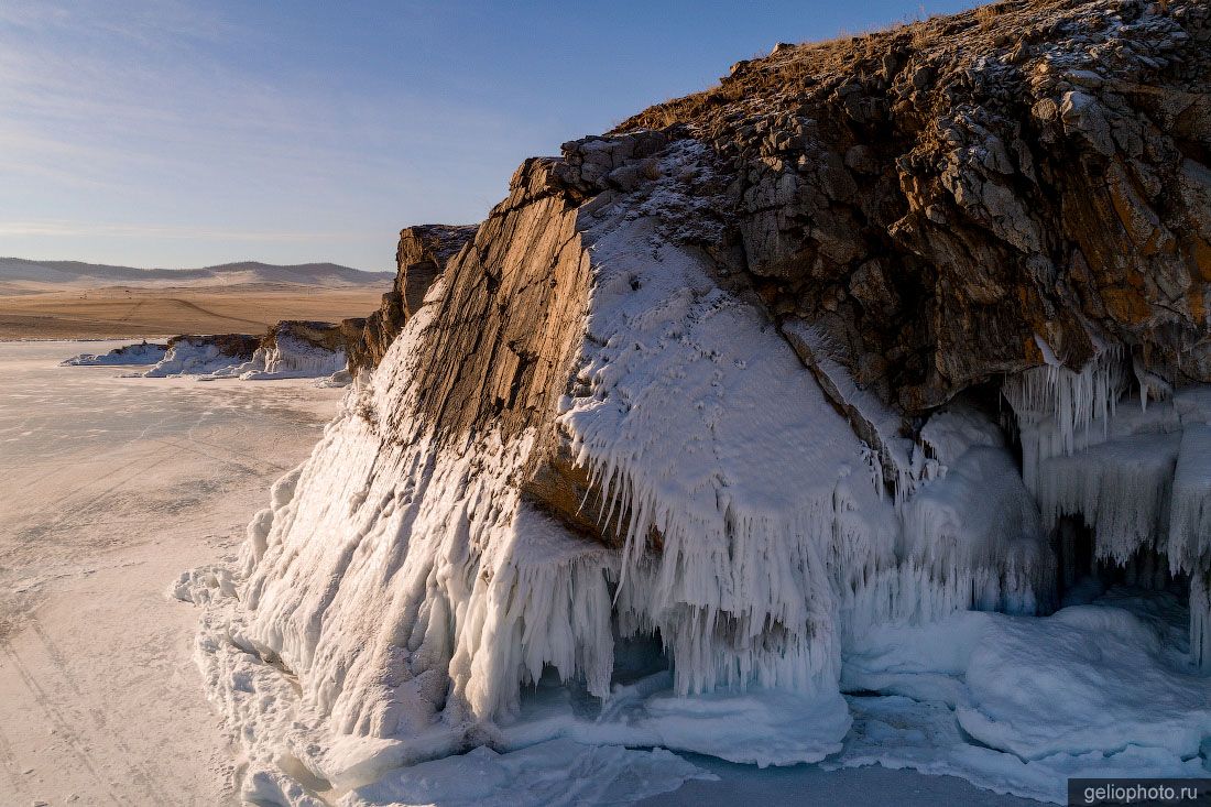 Ледяные скалы на Байкале фото