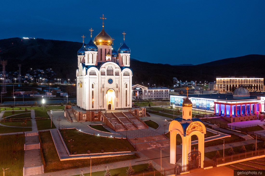 Кафедральный собор Рождества Христова на Сахалине ночью фото