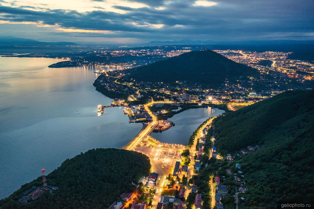 Центр вечернего Петропавловска-Камчатского с высоты фото