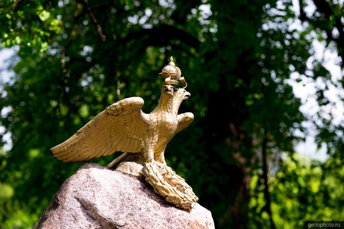 Памятный камень с двуглавым орлом в Усадьбе Вязёмы Одинцово фото