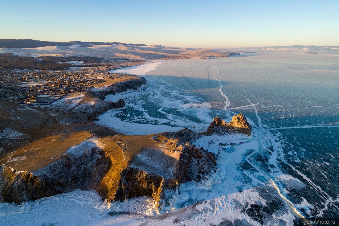Скала Шаманка зимой с высоты фото