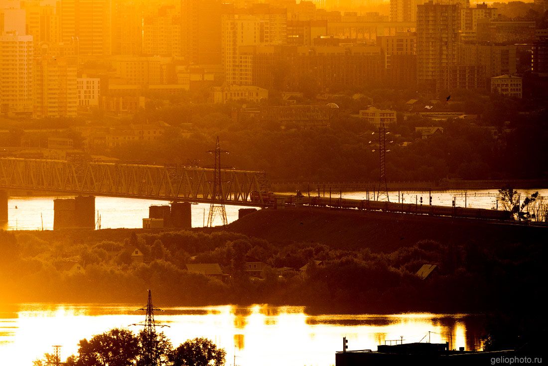 ЖД мост через Обь в Новосибирске на закате фото