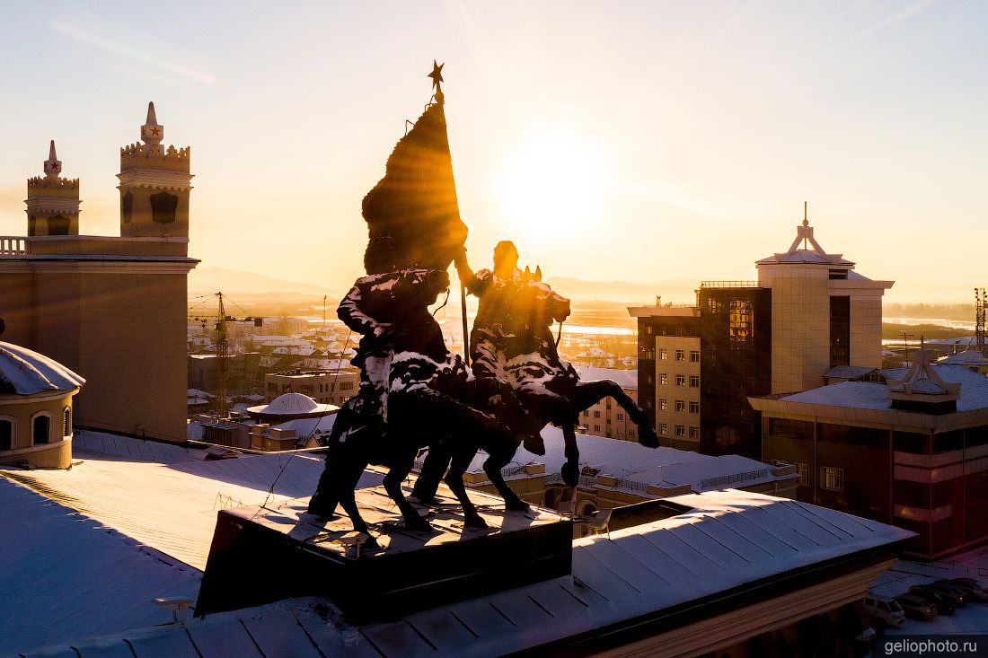 Всадники на театре оперы и балета в Улан-Удэ фото