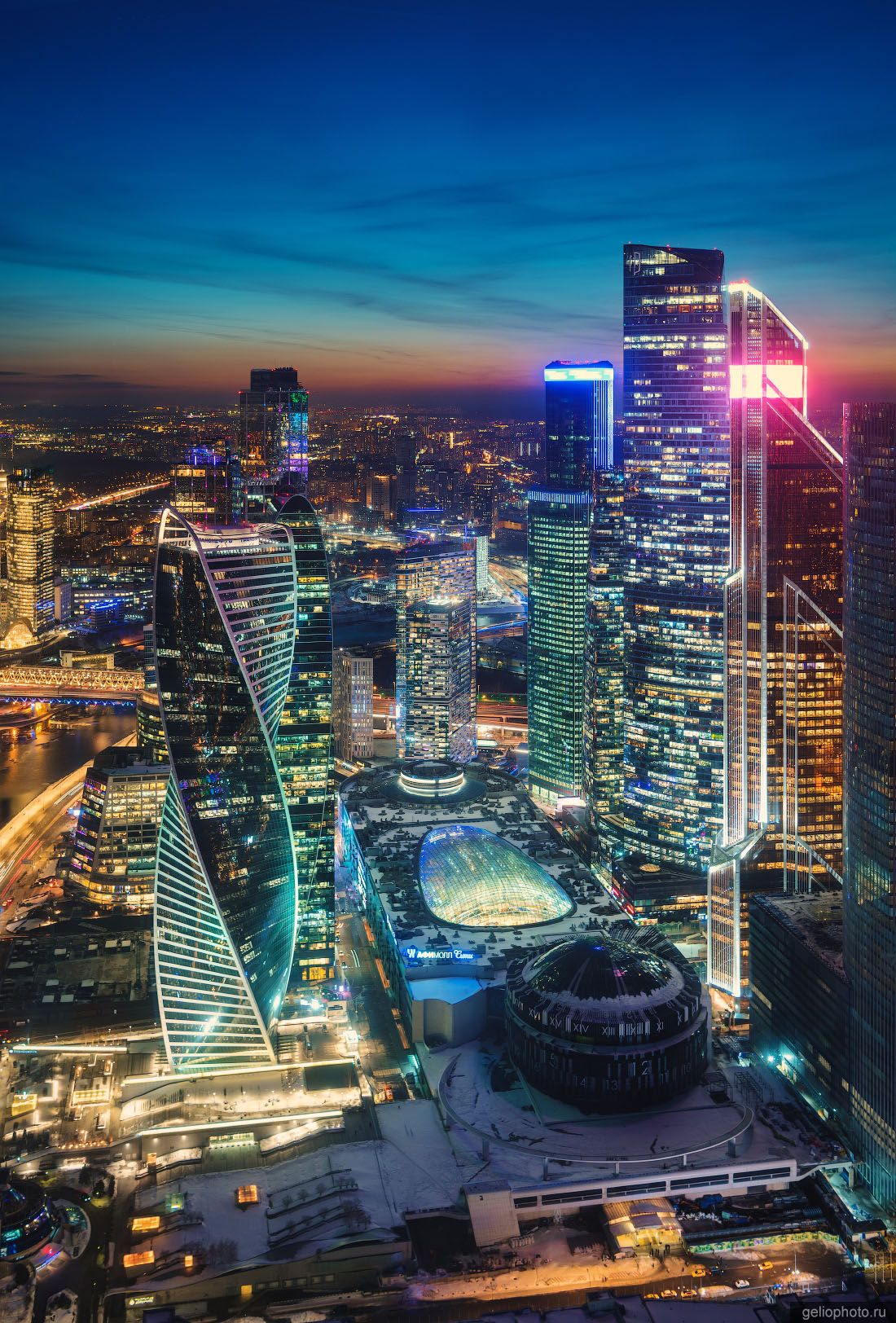 Москва-Сити вечером с высоты фото