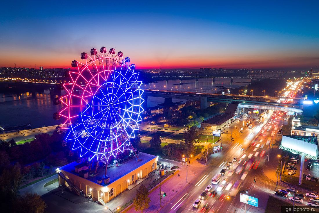 Колесо обозрения в парке Михайловская набережная в Новосибирске фото