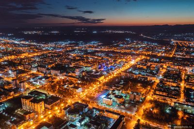 Ночной вид на центр Южно-Сахалинска фото